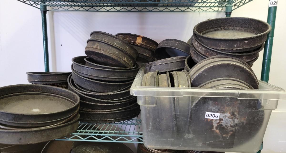 Various sizes of pizza pans