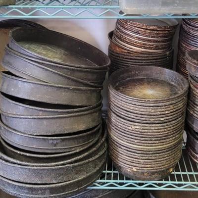 Various sizes of pizza pans