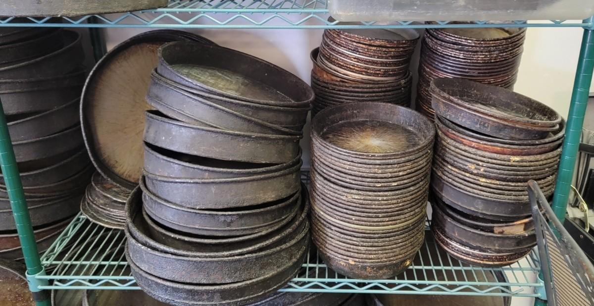 Various sizes of pizza pans