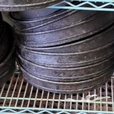 Various sizes of pizza pans