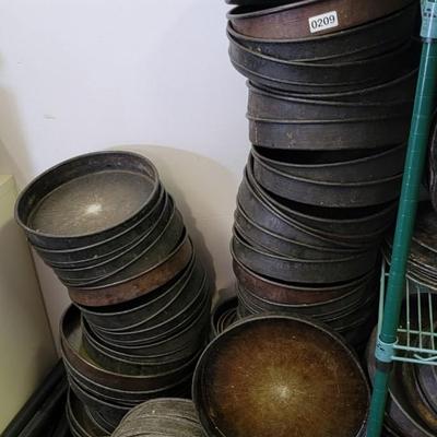 Various sizes of pizza pans