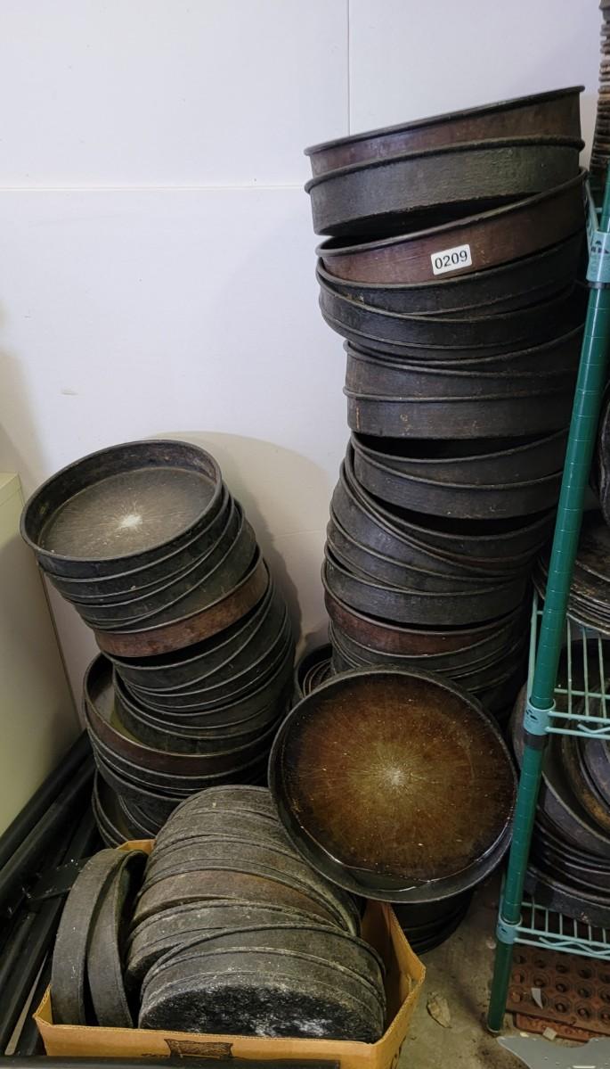 Various sizes of pizza pans