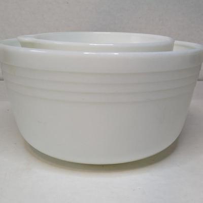 Milk Glass Pyrex/Hamilton Beach Countertop Mixing Bowls