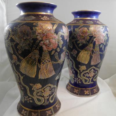 Set of Two Vintage Hand Painted Chinese Vases 12