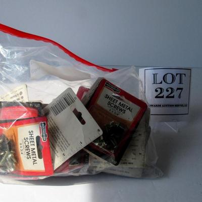 Bag of Many Sheet Metal Screws, Mislabeled But Screws Are Fine