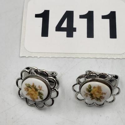 Vintage Clip On Earrings