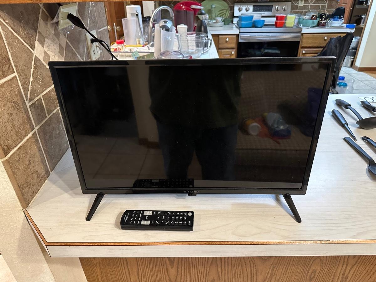 INSIGNIA 38" TELEVISION WITH REMOTE