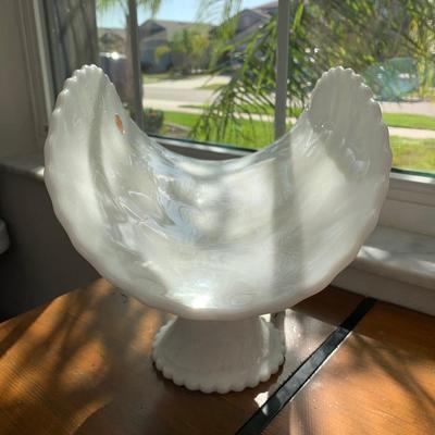 Vintage 1950â€™s , L E Smith banana stand milk glass