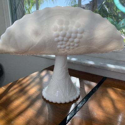Vintage 1950â€™s , L E Smith banana stand milk glass
