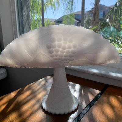 Vintage 1950â€™s , L E Smith banana stand milk glass