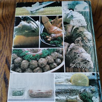 The microwave guide and cook book