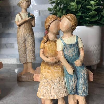 Faceless â€œRomeo Julietâ€ style collectibles figurines