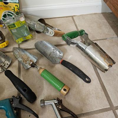 Assorted Hand Garden Tools + More (G-JS)