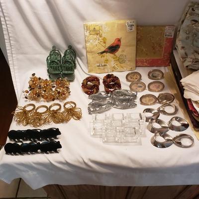 Large Lot of Cloth Napkins, Tablecloths, Placemats and More (K-KD)