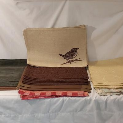 Large Lot of Cloth Napkins, Tablecloths, Placemats and More (K-KD)