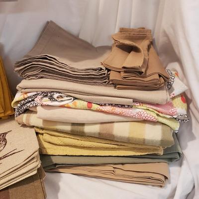 Large Lot of Cloth Napkins, Tablecloths, Placemats and More (K-KD)