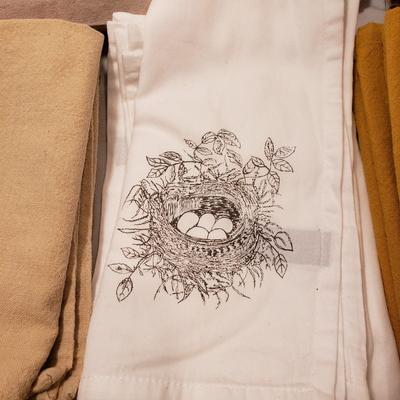 Large Lot of Cloth Napkins, Tablecloths, Placemats and More (K-KD)