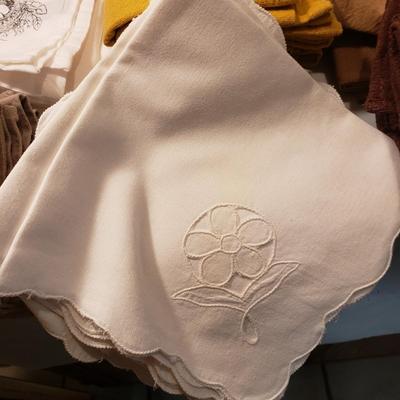 Large Lot of Cloth Napkins, Tablecloths, Placemats and More (K-KD)
