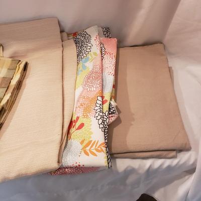 Large Lot of Cloth Napkins, Tablecloths, Placemats and More (K-KD)