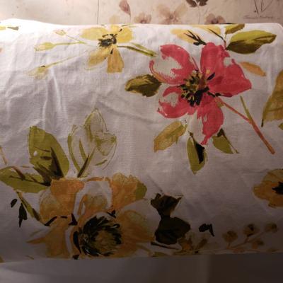 Large Lot of Cloth Napkins, Tablecloths, Placemats and More (K-KD)