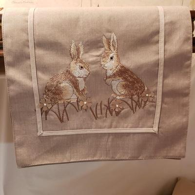 Large Lot of Cloth Napkins, Tablecloths, Placemats and More (K-KD)