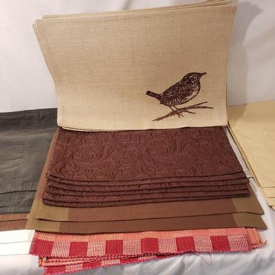 Large Lot of Cloth Napkins, Tablecloths, Placemats and More (K-KD)