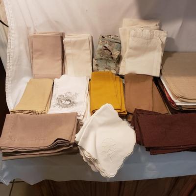 Large Lot of Cloth Napkins, Tablecloths, Placemats and More (K-KD)
