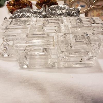 Large Lot of Cloth Napkins, Tablecloths, Placemats and More (K-KD)