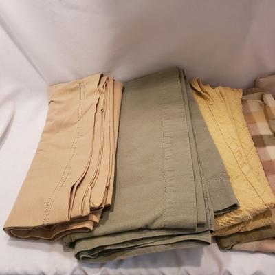Large Lot of Cloth Napkins, Tablecloths, Placemats and More (K-KD)