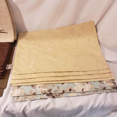 Large Lot of Cloth Napkins, Tablecloths, Placemats and More (K-KD)