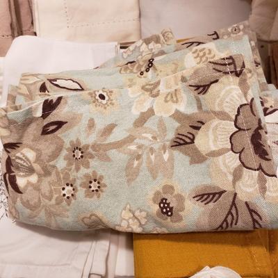 Large Lot of Cloth Napkins, Tablecloths, Placemats and More (K-KD)