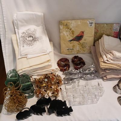 Large Lot of Cloth Napkins, Tablecloths, Placemats and More (K-KD)