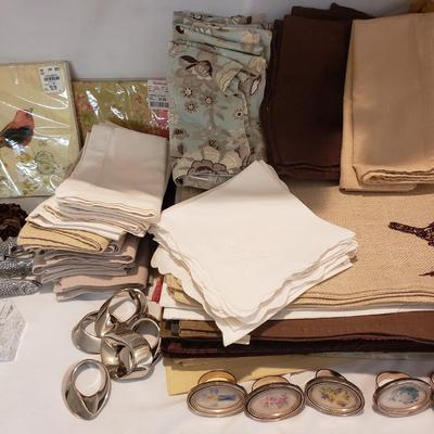 Large Lot of Cloth Napkins, Tablecloths, Placemats and More (K-KD)