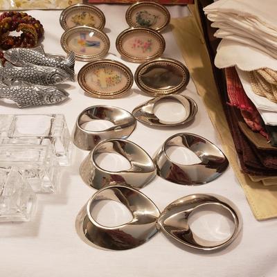 Large Lot of Cloth Napkins, Tablecloths, Placemats and More (K-KD)