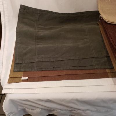 Large Lot of Cloth Napkins, Tablecloths, Placemats and More (K-KD)