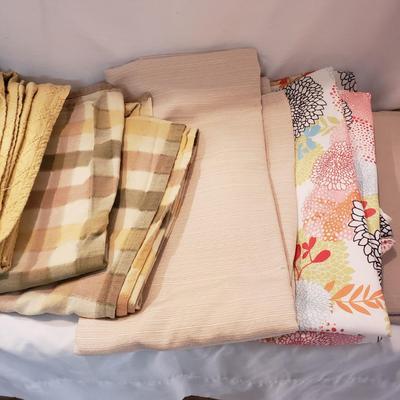 Large Lot of Cloth Napkins, Tablecloths, Placemats and More (K-KD)