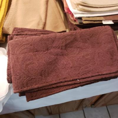 Large Lot of Cloth Napkins, Tablecloths, Placemats and More (K-KD)
