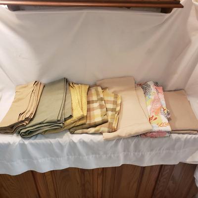 Large Lot of Cloth Napkins, Tablecloths, Placemats and More (K-KD)