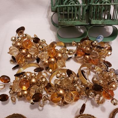 Large Lot of Cloth Napkins, Tablecloths, Placemats and More (K-KD)