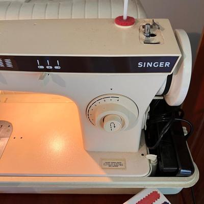 Vintage Singer Sewing Machine w/ Accessories WORKS!
