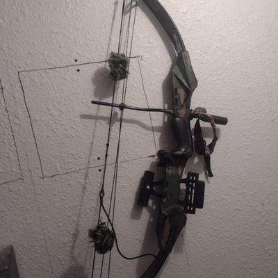 Game Sport Series Thunder Flite Graphite Compound Bow with Carry Case
