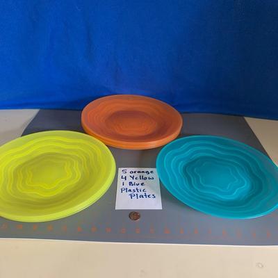 10 Plastic Plates (3 colors)
