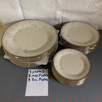 Lenox Nicole 8 Dinner Plates (8 Plates, 8 Med Plates, 8 Small Plates)