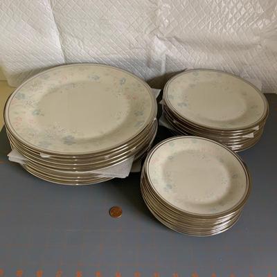 Lenox Nicole 8 Dinner Plates (8 Plates, 8 Med Plates, 8 Small Plates)