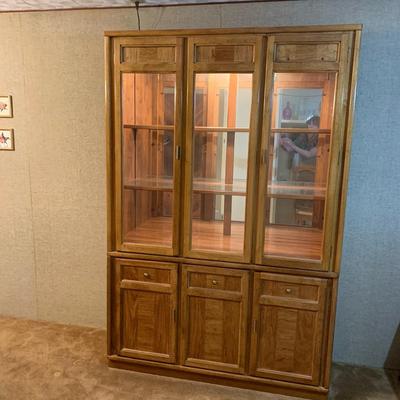 Beautiful 3 door oak china cabinet with light (50x16x76 tall)