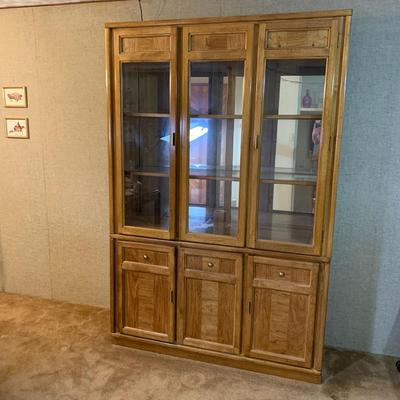 Beautiful 3 door oak china cabinet with light (50x16x76 tall)