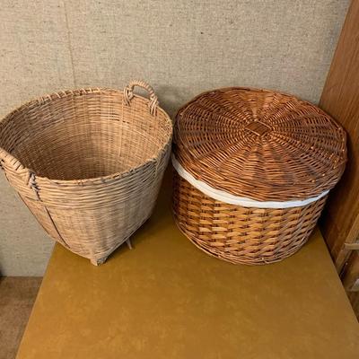 2 Woven Laundry Basket (1 With Handle, 1 With Lid)