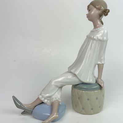 LLADRO PORCELAIN FIGURINE 1084 GIRL WITH MOTHER'S SHOE