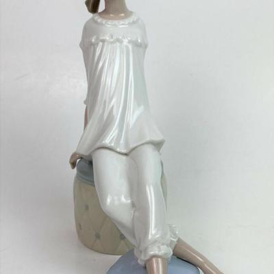 LLADRO PORCELAIN FIGURINE 1084 GIRL WITH MOTHER'S SHOE