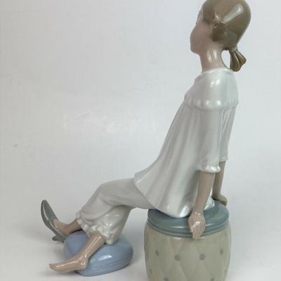 LLADRO PORCELAIN FIGURINE 1084 GIRL WITH MOTHER'S SHOE